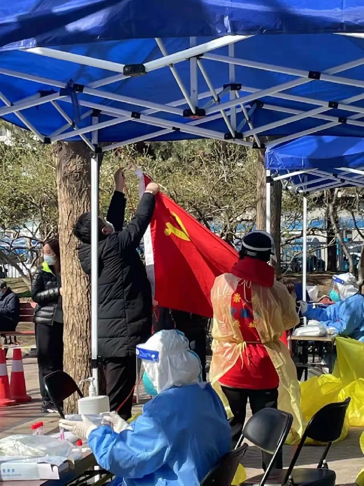 致敬社區(qū)工作者“您們辛苦了！” ——大龍集團黨委為核酸檢測工作人員送溫暖